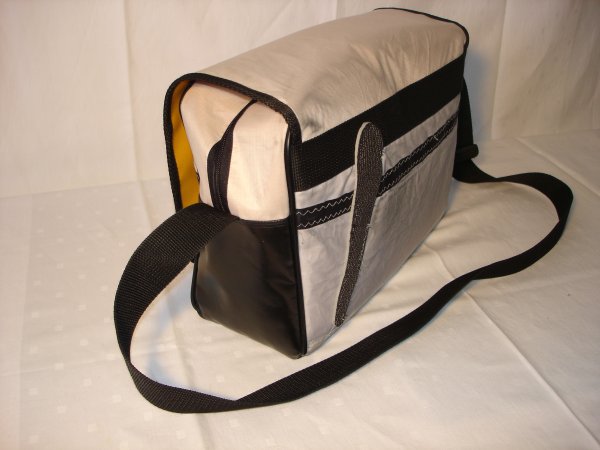 retro-style messengerbag 001